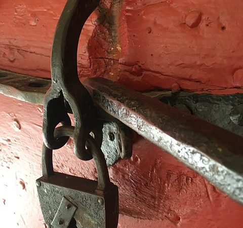 deadbolt-640x480-98005768.jpeg