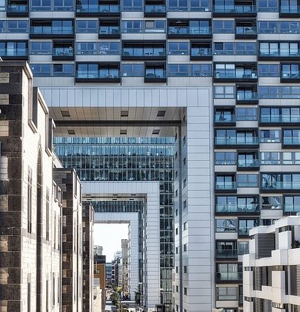 commercial-buildings-640x480-11698512.jpeg