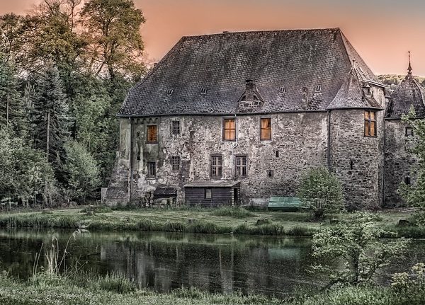 houses-640x480-81097966.jpeg