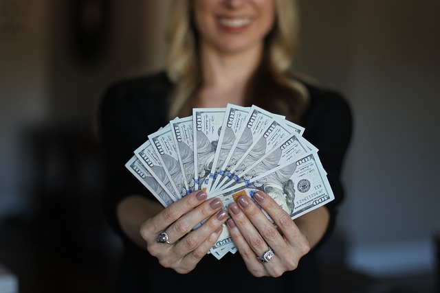 money-640x480-38105391.jpeg
