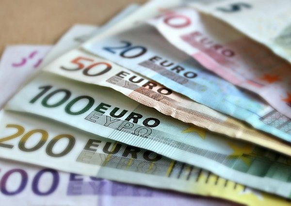 money-640x480-83753249.jpeg