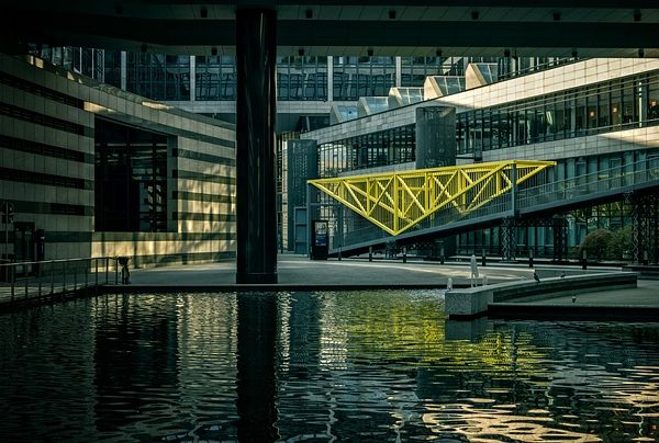 commercial-buildings-640x480-2852996.jpeg