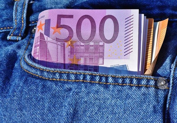money-640x480-50926247.jpeg